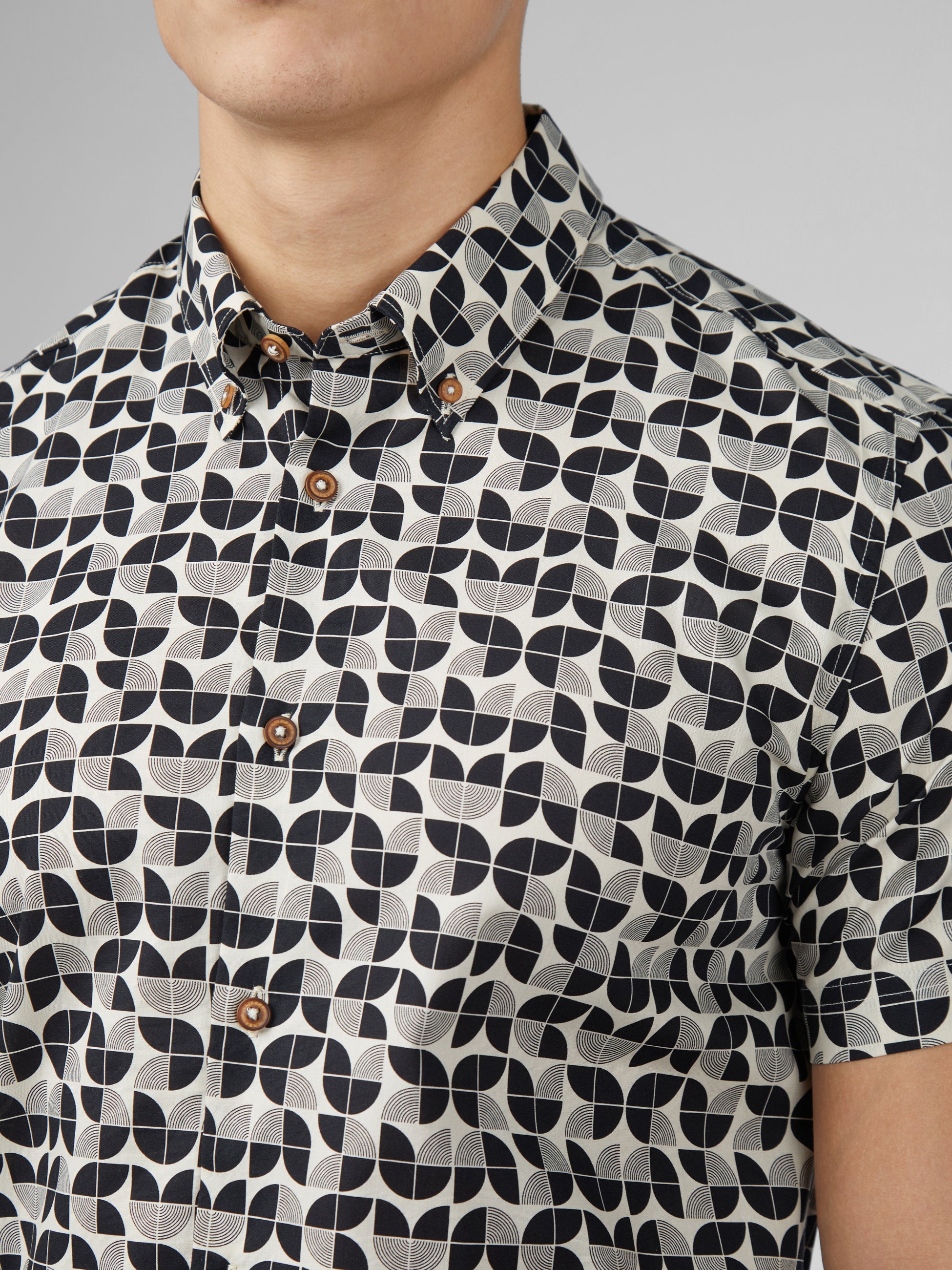 Linear Print Shirt - Black